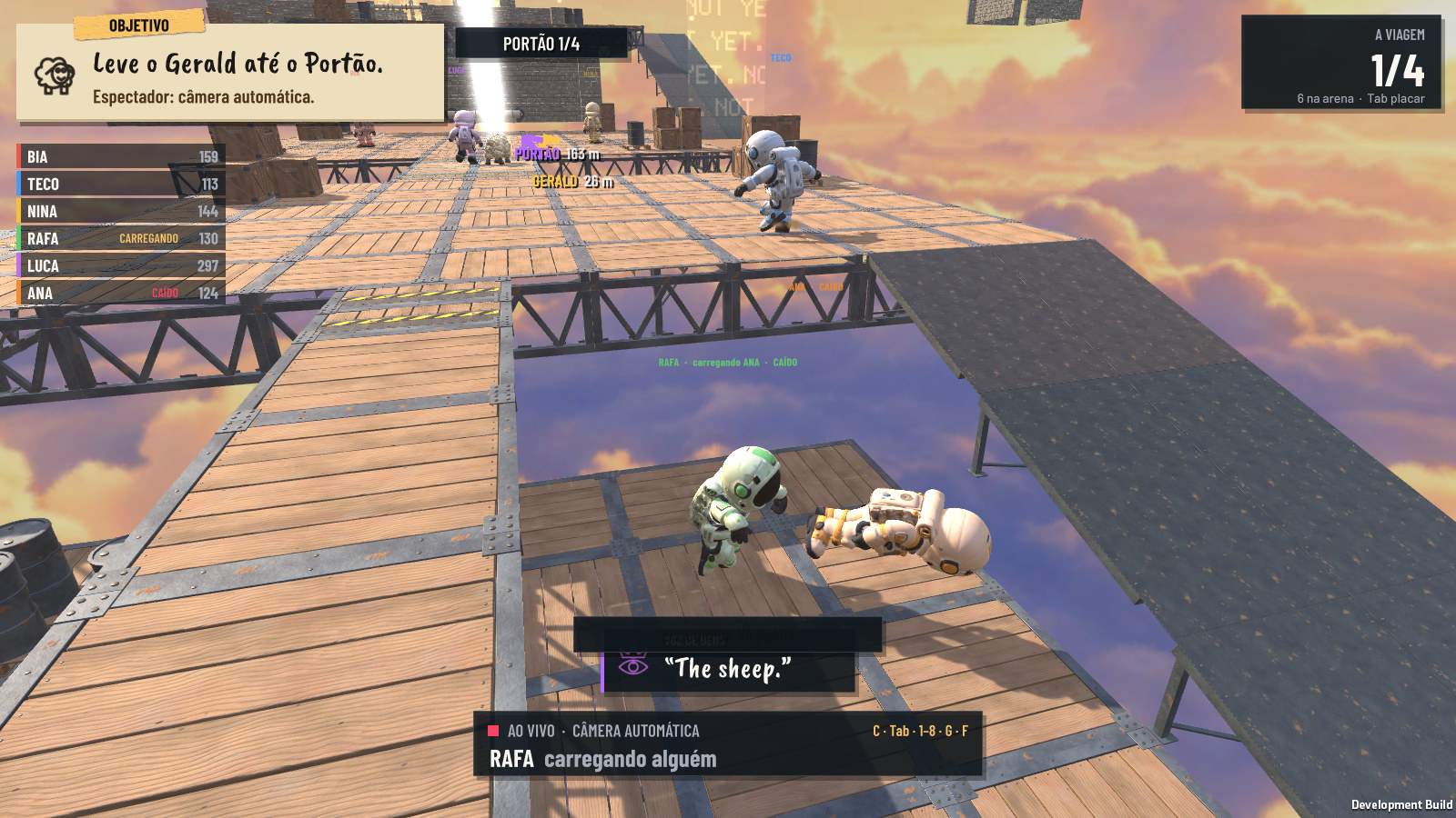 Gameplay: a câmera de espectador acompanha dois personagens numa ponte de madeira enquanto um carrega o outro.